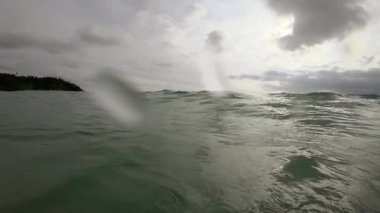 Dalgalar üzerinde plaj, Nai Harn, Tayland