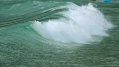 Tatilcilerin dalgalar