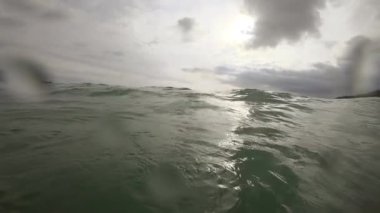 Dalgalar üzerinde plaj, Nai Harn, Tayland