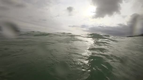 Vlny na pláž Nai Harn, Thajsko — Stock video