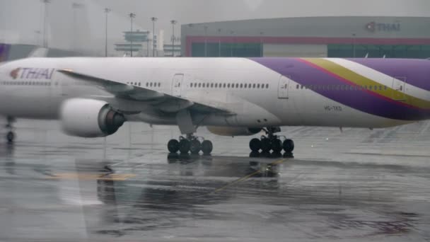 Avion de ligne circulant après l'atterrissage à l'aéroport de Suvarnabhumi — Video