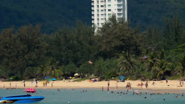 W sezonie w Karon beach Phuket — Wideo stockowe