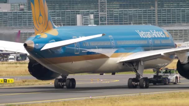 Boeing 787 ρυμούλκησης από την υπηρεσία — Αρχείο Βίντεο