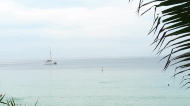 Praia de Nai Harn, ao sul da ilha de Phuket — Vídeo de Stock