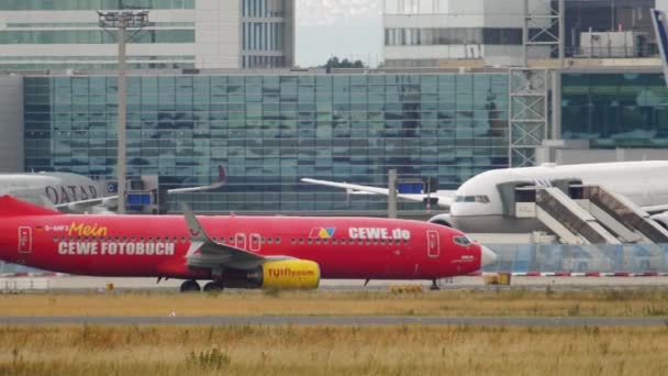 Boeing 737 TUIFly taxiing após o desembarque — Vídeo de Stock