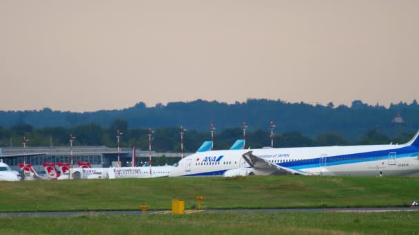 Tráfego do aeroporto de Dusseldorf — Vídeo de Stock