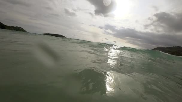 Волны на пляже Най Харн, Таиланд — стоковое видео