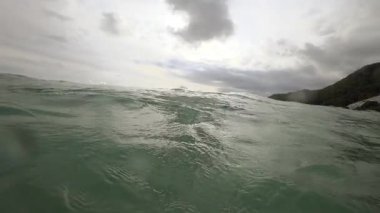 Dalgalar üzerinde plaj, Nai Harn, Tayland