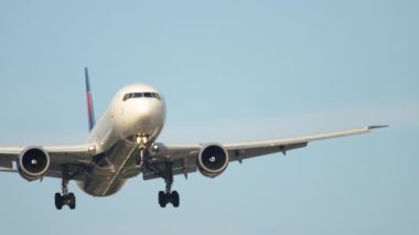 Erken sabah yaklaşan uçak