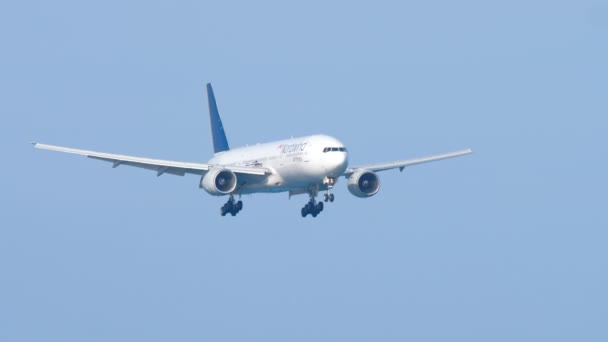 Boeing 777 mendekati atas laut — Stok Video