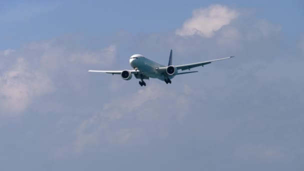 Boeing 777 approchant au-dessus de l'océan — Video