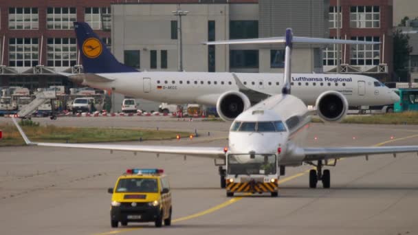 Буксировка Bombardier CRJ-900 в эксплуатацию — стоковое видео