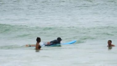 Turistler Nai Harn Beach