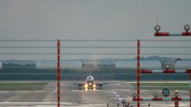 Jet uçağı kalkıyor.