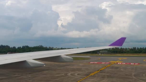 Blick aus dem rollenden Flugzeug — Stockvideo