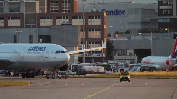 Airbus 330 remorquage au service — Video