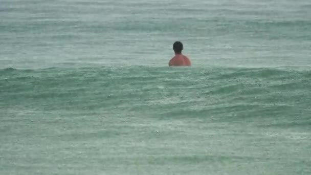 Surfistas nas ondas na chuva de havy — Vídeo de Stock
