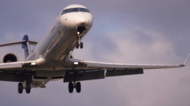 Sabahın erken saatlerinde uçak iniyor.