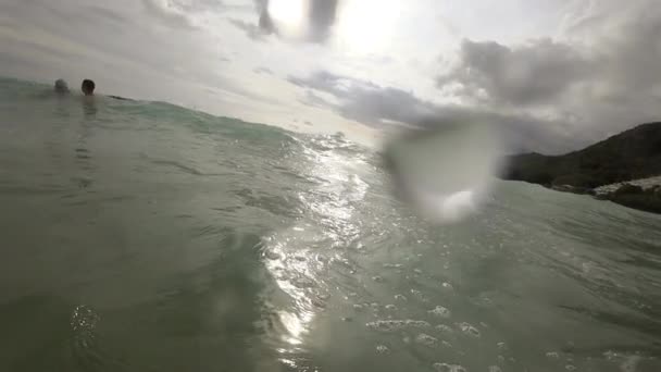 Olas en la playa de Nai Harn, Tailandia — Vídeos de Stock