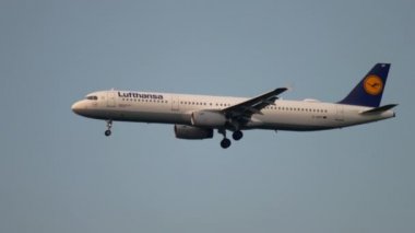 Lufthansa Airbus 321 yaklaşıyor