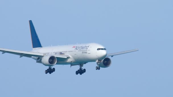 Boeing 777 närmar sig över havet — Stockvideo