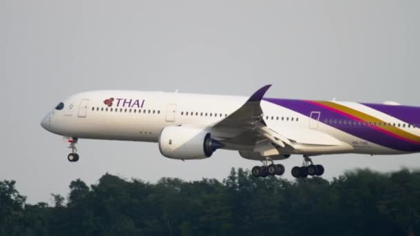 Thai Airways Airbus A350 landing — Stockvideo