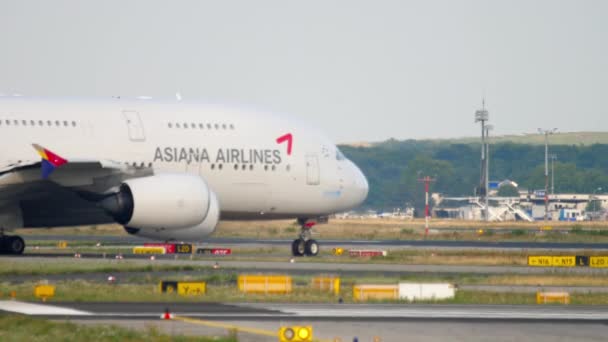 Asiana Airbus 380 taxiën — Stockvideo