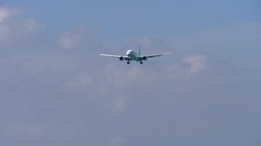 Boeing 777 okyanus üzerinde yaklaşan