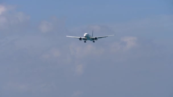 Boeing 777 που πλησιάζει πάνω από τον ωκεανό — Αρχείο Βίντεο