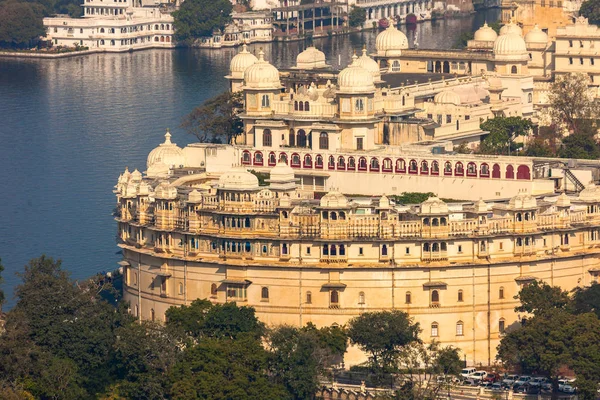 Göl PICHOLA Udaipur içinde