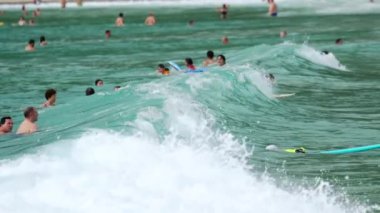 Sörfçü dalgaları üzerinde
