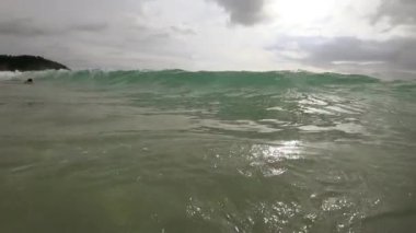 Dalgalar üzerinde plaj, Nai Harn, Tayland