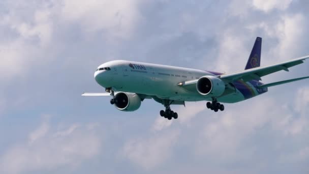 Boeing 777 se aproximando sobre o oceano — Vídeo de Stock