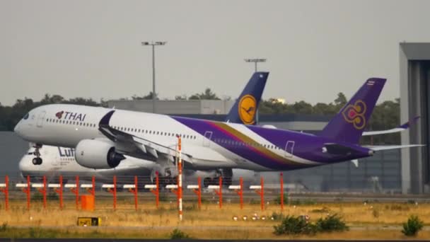 Thai Airways Airbus A350 landning — Stockvideo