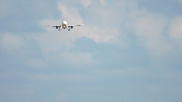 Приближается самолет Jet — стоковое видео