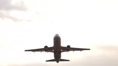 Jet uçağı kalkıyor.