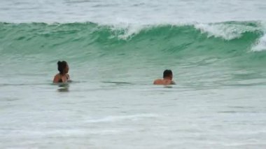 Dalgalarda sörfçü