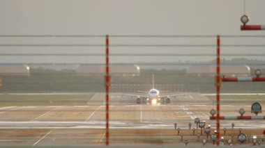 Jet uçağı kalkıyor.