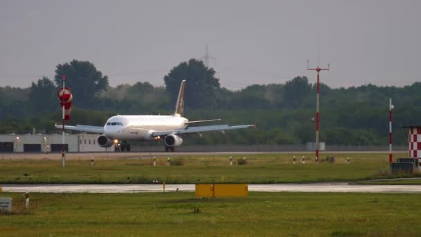 Avião taxiando após a aterragem — Vídeo de Stock