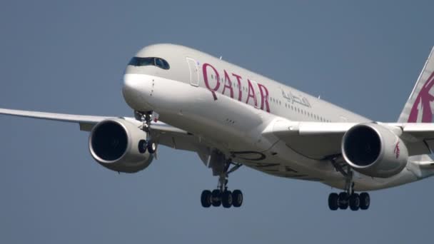 Qatar Airways Airbus A350 se aproximando — Vídeo de Stock