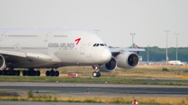 Asiana Airbus 380 taxning — Stockvideo