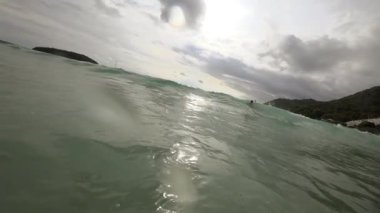 Dalgalar üzerinde plaj, Nai Harn, Tayland