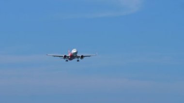 Airbus 320 okyanus üzerinden yaklaşıyor.