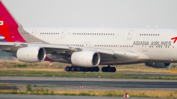 Asiana Airbus 380 taxiën — Stockvideo