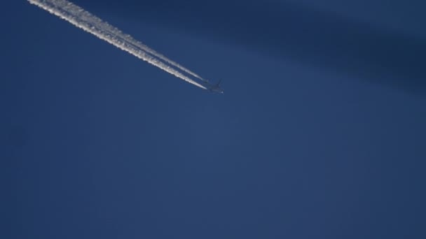 Avión en el cielo, reflejo del sol puesta del sol — Vídeos de Stock