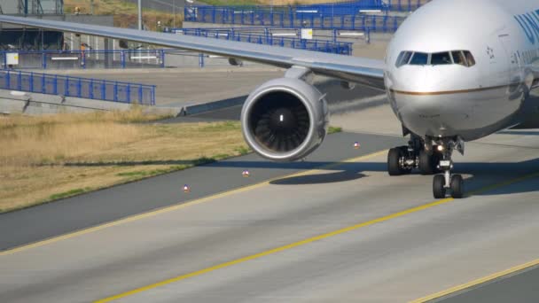 United Airlines Boeing 777 taxning — Stockvideo