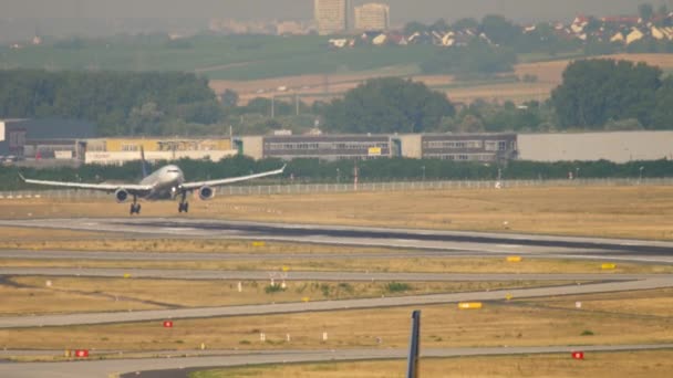 Lufthansa Airbus 340 landing — Stockvideo