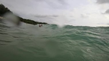 Dalgalar üzerinde plaj, Nai Harn, Tayland