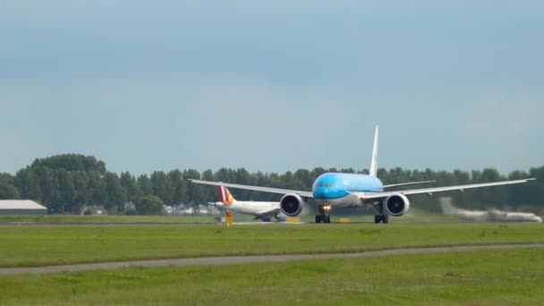 Klm royal holländische Fluggesellschaften boomen 777 Abflug — Stockvideo