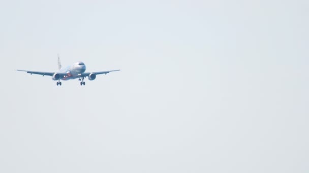 Airbus 320 acercándose sobre el océano — Vídeos de Stock